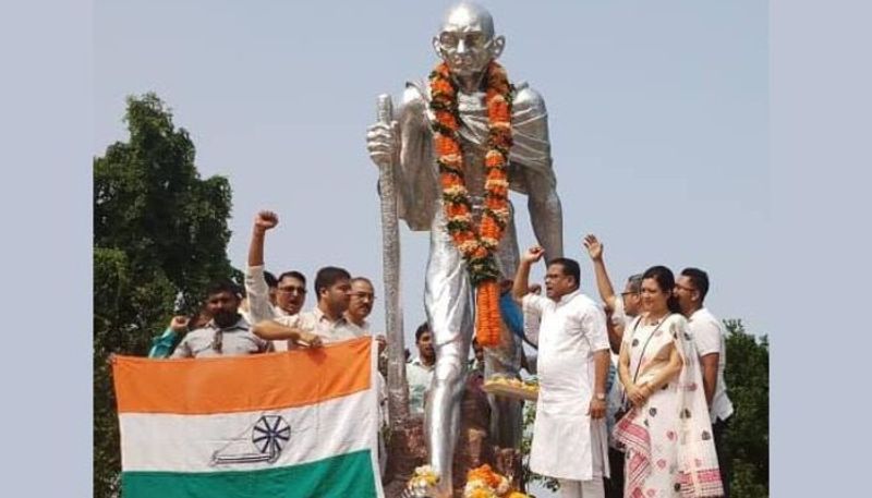 গুয়াহাটি - অসমের গুয়াহাটি শহরে রয়েছে মহাত্মা গান্ধীর এই রূপোলি মূর্তিটি।