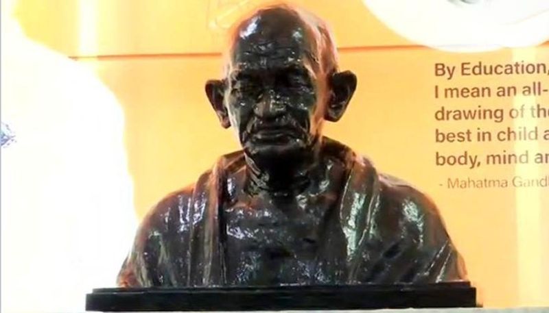 সিওল - দক্ষিণ কোরিয়ার শিওলের ইওনসেই বিশ্ববিদ্যালয়ে এই মূর্তিটির উন্মোচন করেছেন প্রদানমন্ত্রী নরেন্দ্র মোদী ও দক্ষিণ কোরিয় প্রেসিডেন্ট মুন জায়-ইন।