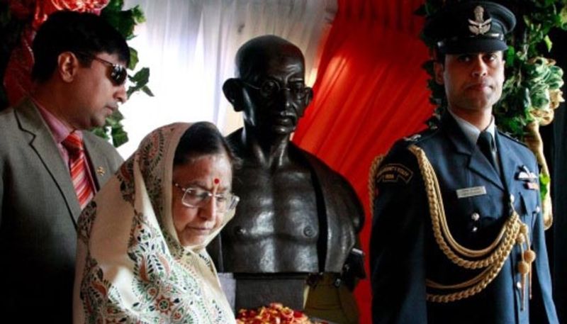 জোহানেসবার্গ - ২০১২ সালে ভারতের তখলকার রাষ্ট্রপতি প্রতিভা পাতিল জোহানেসবার্গের কনস্টিটিশন হল-এ গান্ধীর এই আবক্ষ মূর্তিটি উন্মোচন করেছিলেন।