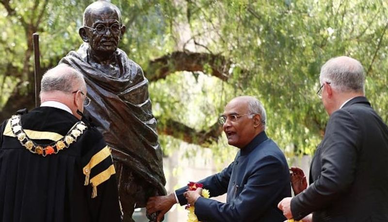 সিডনি - অস্ট্রেলিয়ার সিডনি শহরের জুবিলি পার্কে মহাত্মা গান্ধীর এই মূর্তিটি উন্মোচন করেছেন রাষ্ট্রপতি রামনাথ কোভিন্দ।