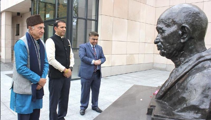 ওয়ারশ' - পোল্যান্ডের রাজধানী ওয়ারশ'এর ভারতীয় দূতাবাসের বাইরেও রয়েছে মহাত্মার এই আবক্ষ মূর্তি।