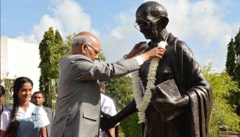মরিশাস - মরিশাসের সোকায় গান্ধী ইনস্টিটিউটে গান্দী মূর্তিতে শ্রদ্ধা জানাচ্ছেন রাষ্ট্রপতি রামনাথ কোভিন্দ।