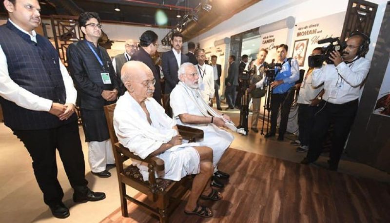 মুম্বই - মুম্বইয়ের ন্যাশনাল মিউজিয়াম অব ইন্ডিয়ান সিনেমা-তে গান্ধীর এই বিরল মূর্তিটি রয়েছে।