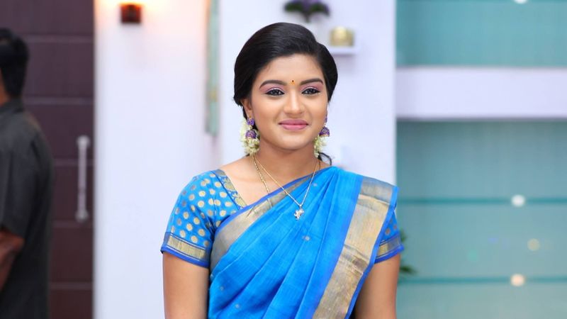 ப்ளூ கலர் உடையில் அம்புட்டு அழகு