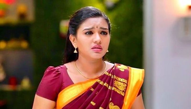 ஆச்சர்யமாக பார்க்கும் ஷபானா