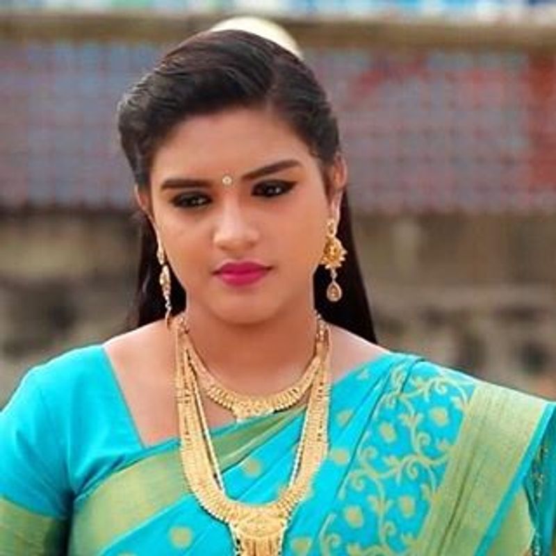 தங்க நகை அணிந்து தக தகன்னு ஜொலிக்கும் ஷபானா
