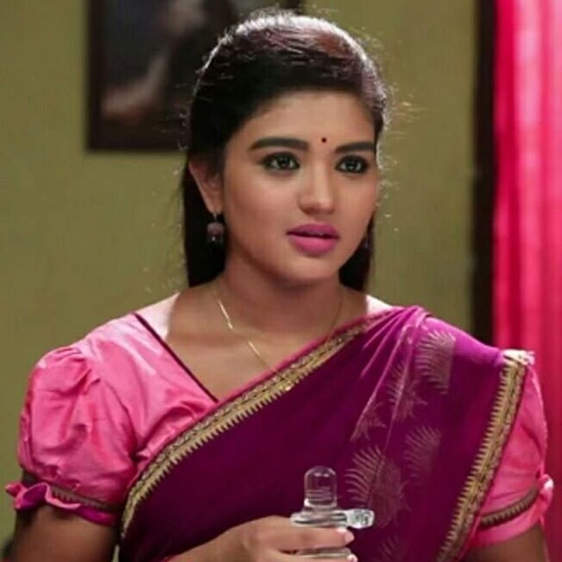 கையில் சிவலிங்களுடன் என்ன ஒரு பவ்வியம்