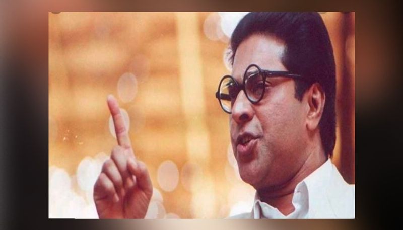 বাবাসাহেব আম্বেদকরঃ এই ছবিতেই গান্ধীজির চরিত্র খুব যত্নের সঙ্গে তুলে ধরা হয়। মোহন গোখলে এই ছবিতে গান্ধীজির ভূমিকায় অভিনয় করেছিলেন। এই ছবিতে অভিনয় করে তিনি জাতীয় পুরষ্কারও পান।