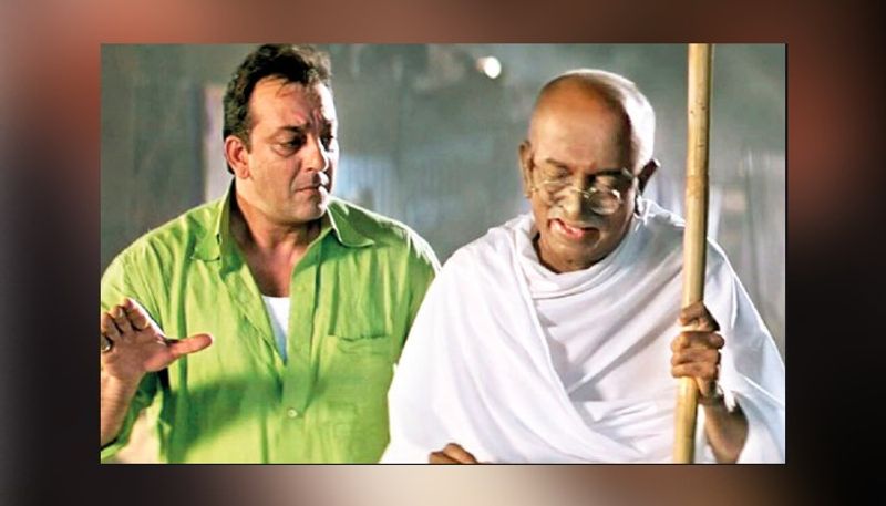 লাগে রহ মুন্নাভাইঃ এই ছবিতে গান্ধীজির গল্প না থাকলেও তাঁর নীতি গল্পের পরতে-পরতে জড়িয়ে ছিল। এখানে গান্ধীজির ভূমিকায় অভিনয় করতে দেখা গিয়েছিল দিলীপ প্রভালকরকে।