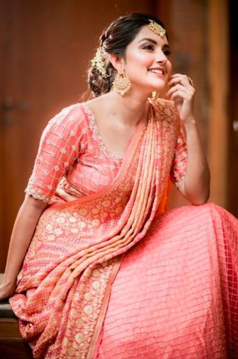 கன்னத்தில் கை வைத்து இதமான போஸ்