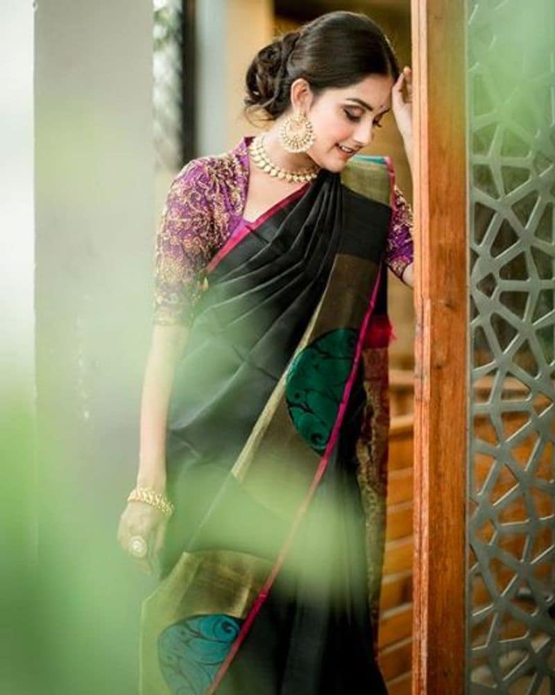 கருப்பு நிற சேலையில் கொள்ளை அழகு