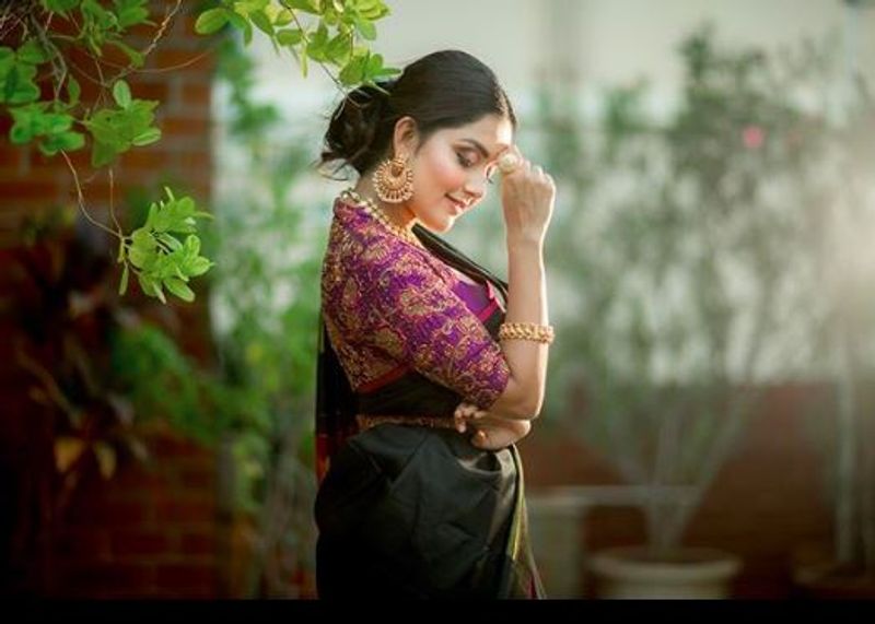 சைடு போஸ் கொடுக்கும் மகிமா