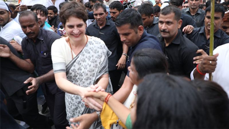 पदयात्रा के दौरान प्रियंका ने लोगों से हाथ मिलाया।