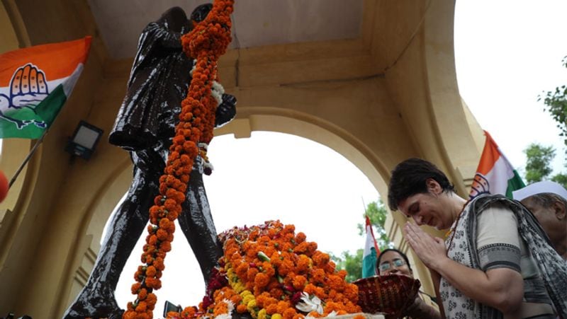 जीपीओ पार्क स्थित बापू की प्रतिमा पर प्रियंका गांधी ने माल्यार्पण कर उन्हें नमन किया।