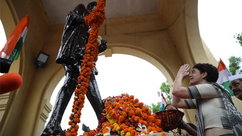 शहीद स्मारक पर प्रियंका ने कहा, बीजेपी कुछ भी कर ले लेकिन गांधी जी का आदेश था कि सत्य के पथ पर चलें।