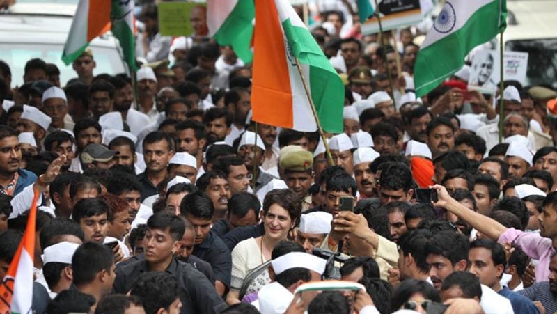 पदयात्रा में प्रियंका करीब चार किलोमीटर पैदल चलीं।