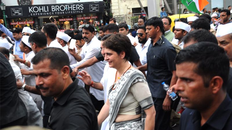 उन्नाव और शाहजहांपुर केस में पीड़िताओं को न्याय दिलाने के लिए मौन पदयात्रा निकाली।