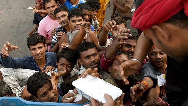 पटना की बाढ़ ने कइयों को ऐसे भी दिन दिखाए कि उन्हें खाने के लिए हाथ फैलाने पड़े। राहत शिविरों में फूड पैकेट्स को लेने धक्का-मुक्की तक हो रही है। सरकार ने बुधवार को हेलिकॉप्टर ने 7500 फूड पैकेट गिराए हैं। वहीं राहत शिविरों में अलग से फूड पैकेट्स बांटे जा रहे हैं।