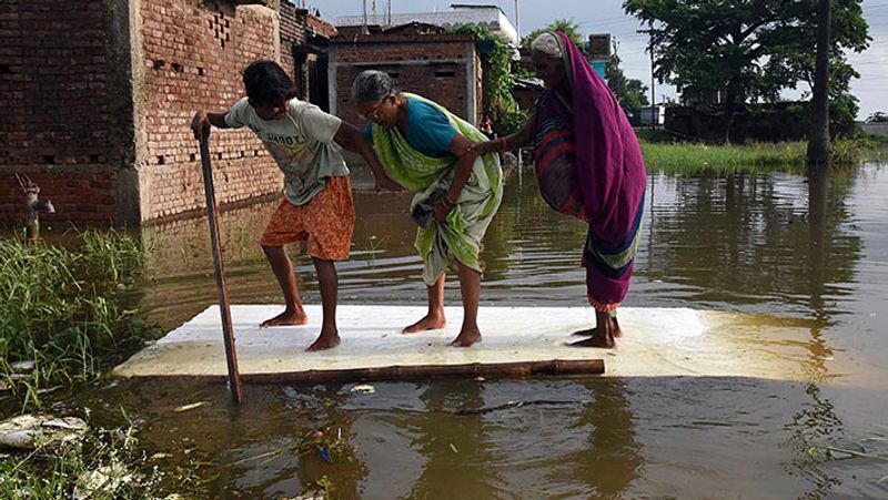 बिहार के मुख्यमंत्री नीतीश ने कुमार कहते हैं कि राज्य में जलवायु परिवर्तन के कारण सूखा पड़ा हुआ था। सरकार लोगों के लिए राहत कार्य चला रही थी, इसी बीच भारी बारिश से बाढ़ आ गई। बिहार के 13 जिले बाढ़ की चपेट में हैं। गंगा जैसी बड़ी नदी भी खतरे को छू रही है।