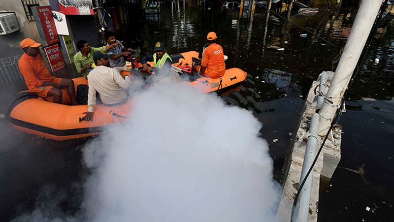 पटना में जमा पानी अब सड़ने लगा है। इससे बीमारियां फैलने का खतरा मंडराने लगा है। पटना नगर निगम की 75 टीमें फॉगिंग और ब्लीचिंग के छिड़काव में लगातार लगी हुई है।