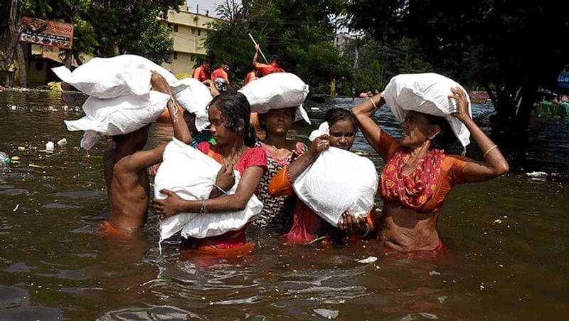 बाढ़ के चलते बिहार में 73 लोगों की मौत की खबर है। हालांकि आशंका है कि आंकड़ा और बढ़ सकता है। लोगों को सुरक्षित जगहों पर पहुंचाने लगातार रेस्क्यू ऑपरेशन चलाया जा रहा है।