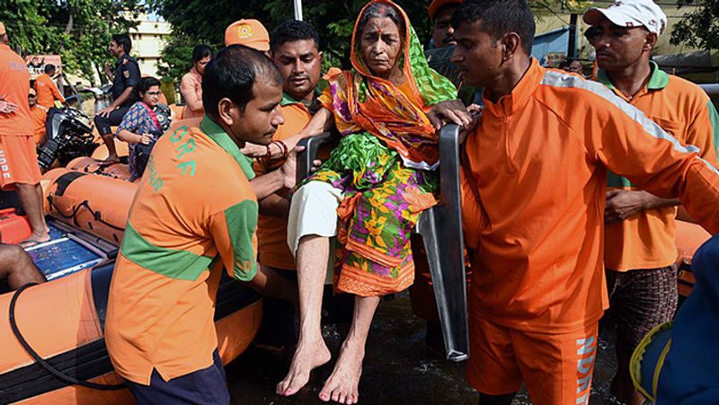 बाढ़ के चलते सभी स्कूलों में छुट्टी कर दी गई है। पटना के राजेंद्रनगर, बजार समिति और सैदपुर सहित समीपवर्ती इलाकों में भी अभी भी 5 फीट तक पानी भरा हुआ है। रेस्क्यू टीम लगातार लोगों को सुरक्षित जगहों पर पहुंचाने में लगी है।