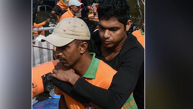 बाढ़ की विभीषका का अंदाजा इसी से लगाया जा सकता है कि बिहार सरकार ने पानी निकालने के लिए झारखंड और छत्तीसगढ़ से भी मशीनें मंगाई हैं। बावजूद स्थिति में मामूली अंतर आया है।