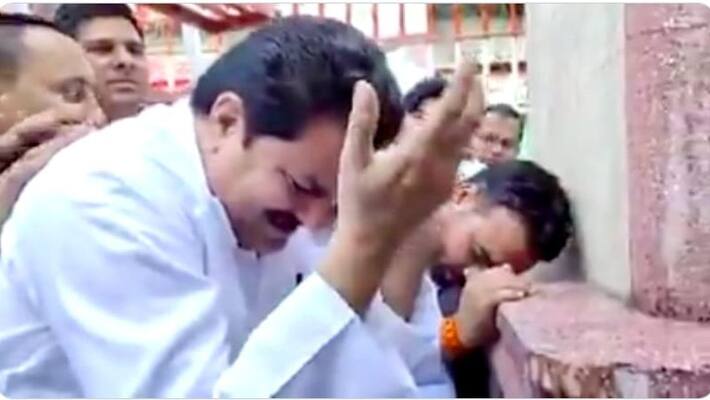 samajwadi party senior leader crying under gandhi statue video is vairaling now samajwadi party senior leader crying under gandhi statue video is vairaling now