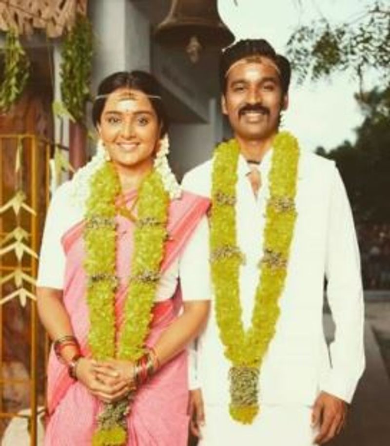 திருமண கோலத்தில் மஞ்சு - தனுஷ்