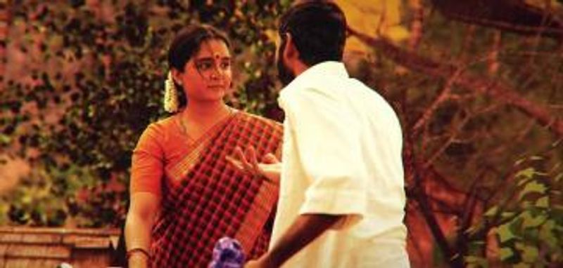 மஞ்சு வாரியரின் கண் பார்த்து காதல் செய்யும் தனுஷ்