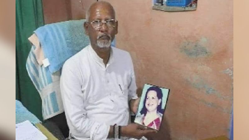 मध्य प्रदेश के दतिया जिले में रहने वाले कांग्रेस नेता और डॉक्टर टी के धर नवरात्रि में कांग्रेस अध्यक्ष सोनिया गांधी की देवी तरह पूजा करते हैं। वे व्रत भी रखते हैं।
