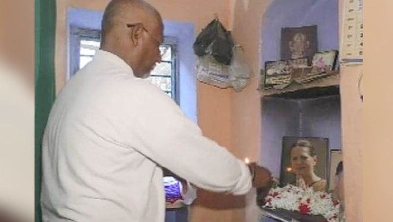टी के धर अपने घर की अलमारी और जहां वे चिकित्सा करते हैं, वहां भी सोनिया गांधी की तस्वीर रखते हैं। और समय समय पर उसकी सफाई भी करते हैं।