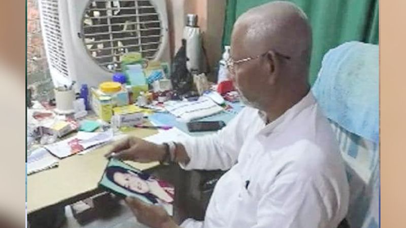 टी के धर का कहना है कि सोनिया गांधी देवी का अवतार हैं, इसीलिए वे उन्हें देवी मानकर हर नवरात्रि में नौ दिनों की पूजा करते हैं।