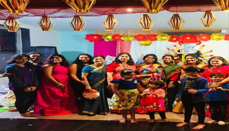 বেঙ্গালুরু-র অর্কিড অ্যাপার্টমেন্টের বাঙালীরা প্রতি বছরই মাতেন দুর্গা পুজোর আনন্দে। এবছরও তার অন্যথা হচ্ছে না। এবার তাদের পুজো তৃতীয় বর্ষে পর্দাপণ করেছে।