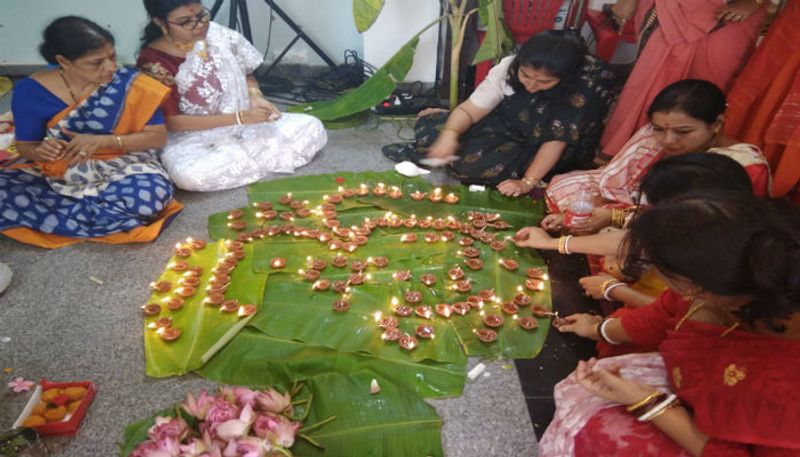 সমস্ত রীতিনীতি মেনেই পুজো হয় সেখানে। প্রতি বছরই এই কটাদিন সেখানে থাকা সমস্ত বাঙালিরা, ৪ দিন ধরে এই পুজোর সঙ্গে সম্পুর্ণ ভাবে যুক্ত থাকেন।