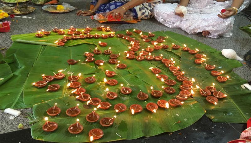 ১০৮ পদ্ম ও প্রদীপ দিয়ে সেজে ওঠে পুজো প্রাঙ্গণ, নিষ্ঠা ও ভক্তি সহযোগে সেখানে সন্ধি পুজোও পালন করা হয়।