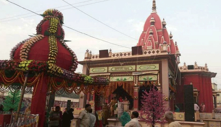 देवी जी का यह अनोखा मंदिर कर्नाटक के गुलबरगा में है, जिसे लकम्मा देवी मंदिर के नाम से जाना जाता है। यहां भक्त दूर-दूर से अपनी मुराद लेकर आते हैं और वह देवी जी को कोई चुनरी-फूल गहने नहीं बल्कि चप्पले चढ़ाते हैं। बताया जाता है जब लोगों की मनोकामना पूरी हो जाती है तो वह मंदिर परिसर के पास एक पेड़ पर मां के लिए चप्पल को चढ़ा देते हैं। यहां रोज हजारों की संख्या में चप्पले एकत्रित हो जाती हैं।