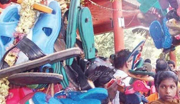 लोगों का मनाना है कि यहां जुता-चप्पलें चढ़ाने से मां बुरी शक्तियों से रक्षा करती हैं। कई लोगों का यह भी कहना है कि देवी मां रोज नंगे पैर यहां आती हैं और इन चप्पलों को पहनकर वह रात में भ्रमण करती हैं। साथ ही इस मंदिर में दीपावली पर फुट-वियर का फेस्टीवल का आयोजन किया जाता है। जिस दौरान लाखों लोग यहां इनको लेकर आते हैं।