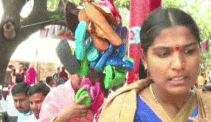 स्थानीय लोगों के अनुसार यहां देवी जी की पीठ की पूजा होती है। बताया जाता है कई सालों पहले जब यहां देवी जी टहलने के लिए आईं तो किसी दैत्य की नजर उनपर पड़ गई। फिर मां ने अपने आपको जमीन में धंसा लिया। तभी से उनकी आधी मूर्ति दिखाई देती है।