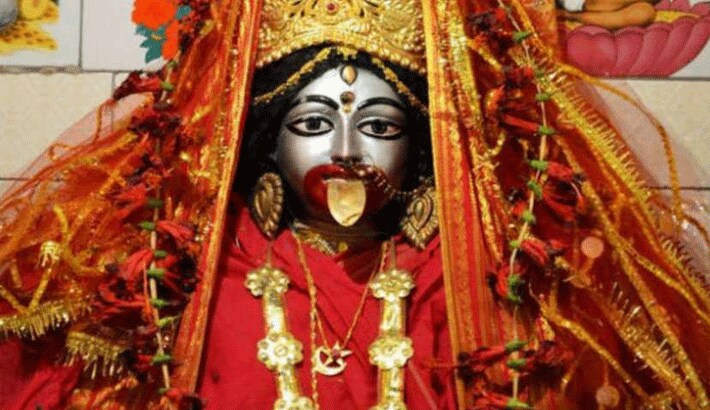 हिंदू संस्कृति में जहां देवी मां को फल-मीठा आदी का भोग लगाया जाता है। जानकारी के मुताबिक, वहीं इस मंदिर में मांसाहारी का भोग लगाया जाता है। बताया जाता है इस मंदिर में हिंदू के साथ-साथ मुसलमान भी मां की पूजा-अर्चना करने और उनको भोग लगाने के लिए दूर-दूर से आते हैं।