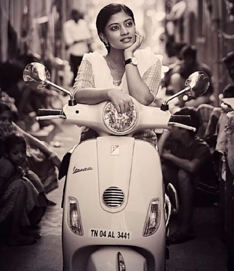 ஸ்கூட்டரில் சும்மா ஜிவ்வுனு பறக்க தயாராகும் அம்மு