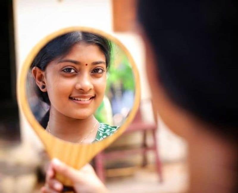 கண்ணாடியில் தெரியும் அம்மு