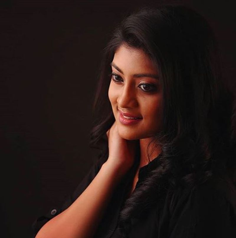 கருப்பு உடை அணிந்து கண்களால் கவரும் நடிகை