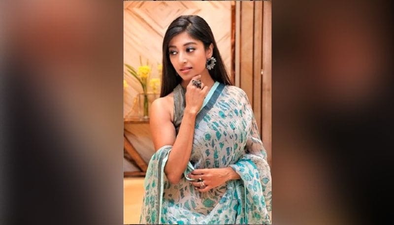 পঞ্চমী থেকেই নজর কাড়া সাজে এবার ধরা দিলেন অভিনেত্রী পাওলি দাম। তাঁর নয়া লুক সোশ্যাল মিডিয়ায় শেয়ার হওয়া মাত্রই মুগ্ধ ভক্তরা। সাবেকি পোশাক, কিন্তু তা পরার স্টাইলেই বাজিমাত করলেন অভিনেত্রী।
