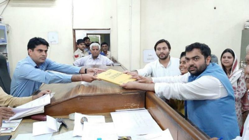चिरंजीव ने रेवाड़ी से गुरुवार को अपना नामांकन भरा। इस दौरान लालू के बेटे और पूर्व डिप्टी सीएम तेजस्वी यादव भी मौजूद थे। दक्षिण हरियाणा में चिरंजीव के पिता कैप्टन अजय यादव की मजबूत पकड़ मानी जाती है। वे हुड्डा सरकार में मंत्री भी रहे हैं। 2019 लोकसभा चुनाव में वे भाजपा के राव इंद्रजीत के खिलाफ गुरुग्राम सीट से उतरे थे, लेकिन वे हार गए।