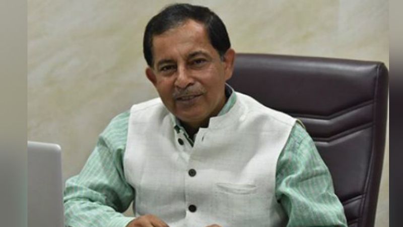 कांग्रेस ने लालू के दामाद के अलावा शरद यादव के समधी कमलवीर यादव को भी टिकट दिया है। माना जा रहा है कि कांग्रेस ने शरद यादव के कहने पर ही बादशाहपुर विधानसभा सीट से टिकट दिया है। शरद यादव की बेटी सुभाषिनी यादव की शादी कमलवीर यादव के बेटे राजकमल राव से हुई है।