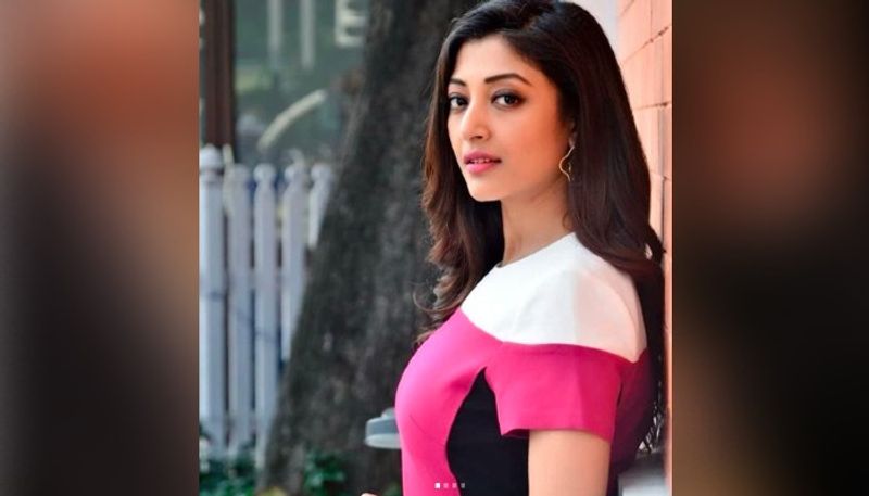 সম্প্রতি বেশ কয়েকটি ছবি সোশ্যাল মিডিয়ায় শেয়ার করেছেন পাওলি। প্রতিটি ছবিতেই হট লুকে ধরা দিলেন অভিনেত্রী। সোশ্যাল মিডিয়ায় পোস্ট হওয়া মাত্রই তা ছড়িয়ে পড়ল নেট দুনিয়াতেও।