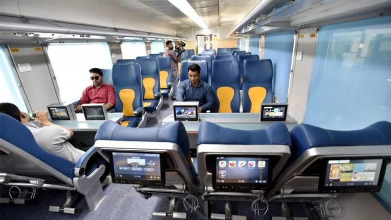 ट्रेन में पॉवर कार, आग या हीट पर नजर रखने वाले सेंट्रल मॉनिटरिंग सिस्टम, गेट खोलने-बंद करने वाले बटन, ऑटोमेटिक स्मोक सिस्टम लगे हैं। ट्रेन में जब आपकी एंट्री हो जायेगी तो फिर आपको एक स्लाइड वाला दरवाजा मिलेगा, जिसको खोलने के बाद आप अपनी सीट पर जा सकेंगे। वहां पर भी आपको हाईटेक सुविधा का अहसास होगा।