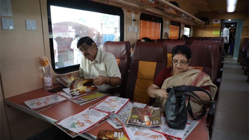 टिकट के साथ यात्रियों को 25 लाख रुपए का मुफ्त बीमा मिलेगा।