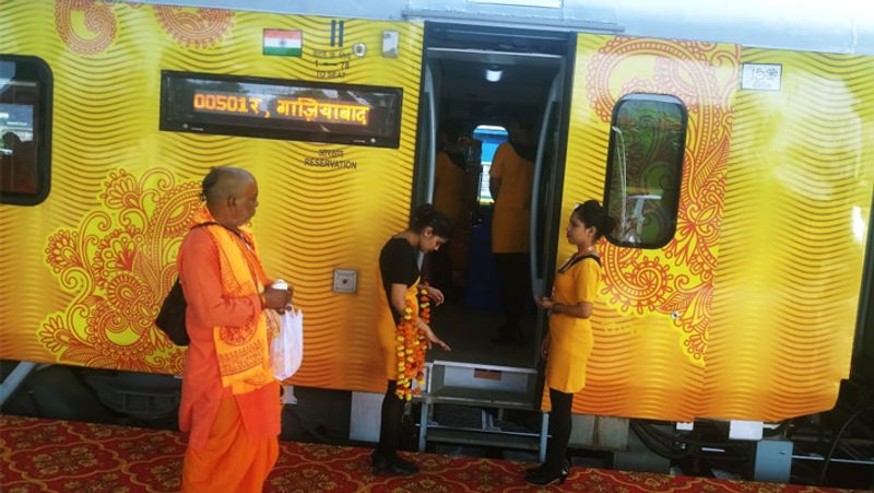 ट्रेन की कमान महिला कैप्टन के हाथ होगी। जिसके पास यात्रियों की समस्याओं को दूर करने के लिए कई विशेषाधिकार होंगे। कैप्टन के साथ महिला मैनेजर और सहायक मैनेजर भी ट्रेन में होंगी होंगी।